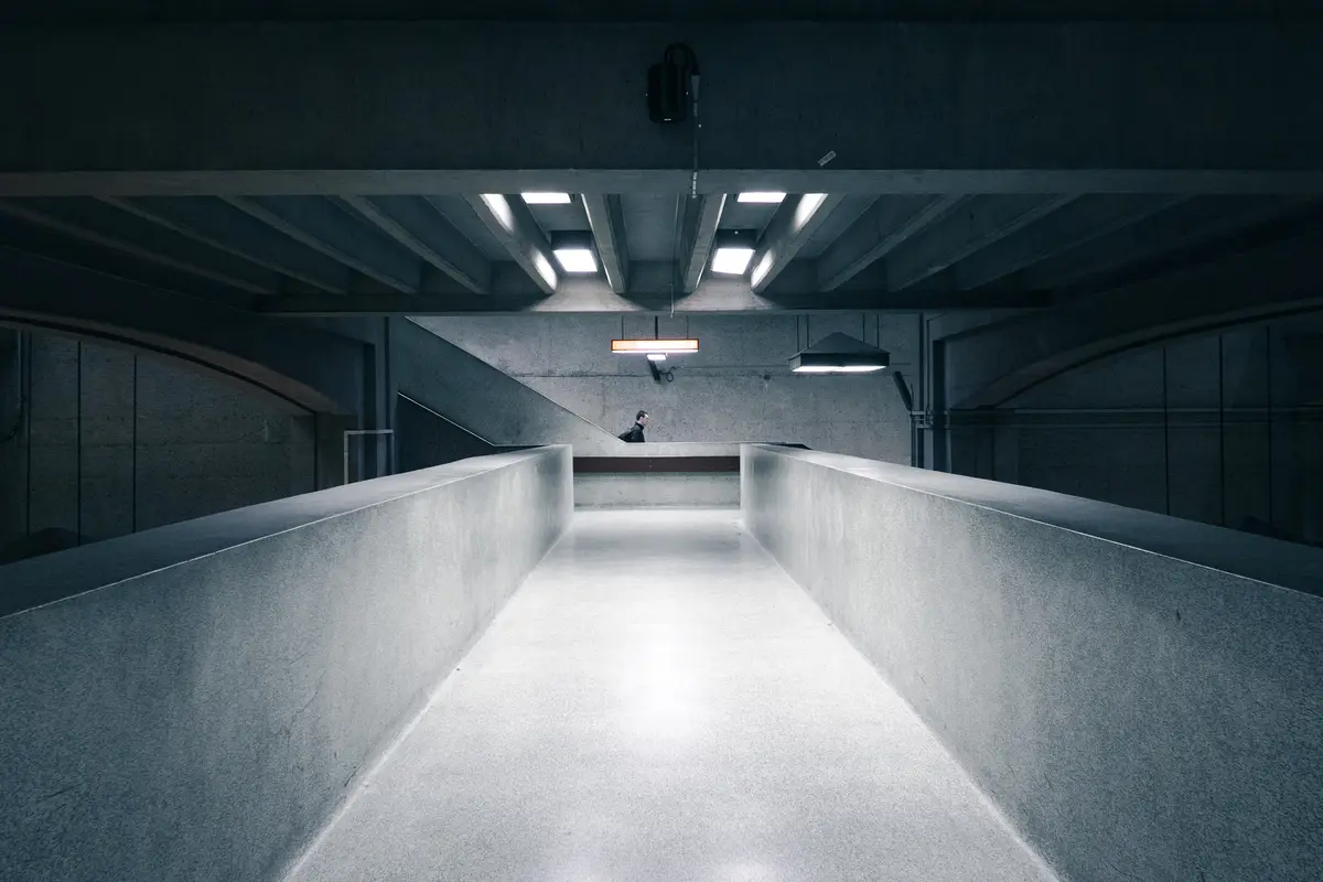 Corredor interior em betão com luz zenital