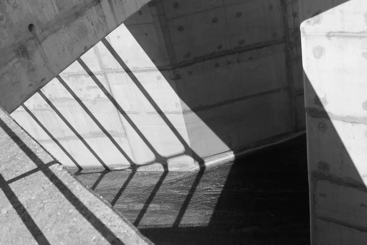 Sombras de uma pala de lâminas sobre superfícies de betão